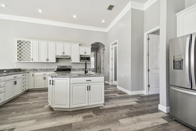 Building Photo - 6644 Country Club Rd