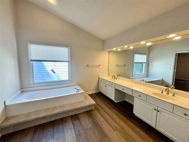 Building Photo - 10920 Glenbarr Dr