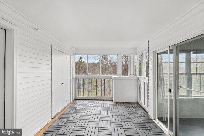 Building Photo - 6520 Lake Park Dr