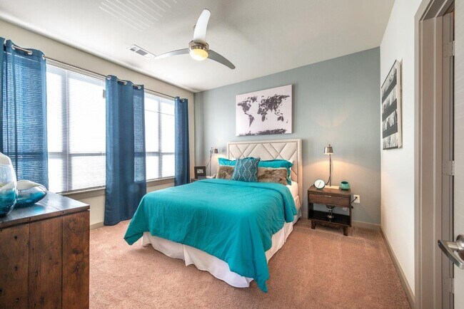 Building Photo - More Space, More Savings – Up to 6 Weeks F...