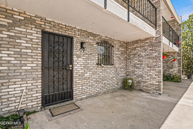Building Photo - 6700 Escondido Dr