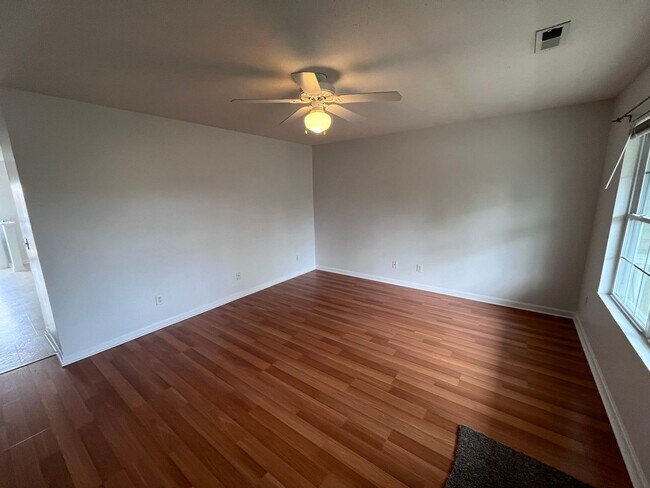 Building Photo - Freshly Painted and New Flooring!