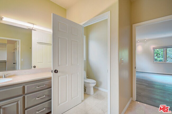 Building Photo - 858 N W Knoll Dr