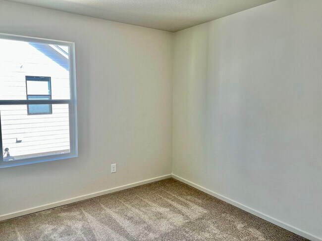 Building Photo - FREE RENT!! NEARLY NEW  HOME IN EZ LIVING ...