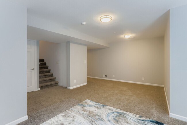 Building Photo - Check out this 2 bed 3 1/2 bath NOW!