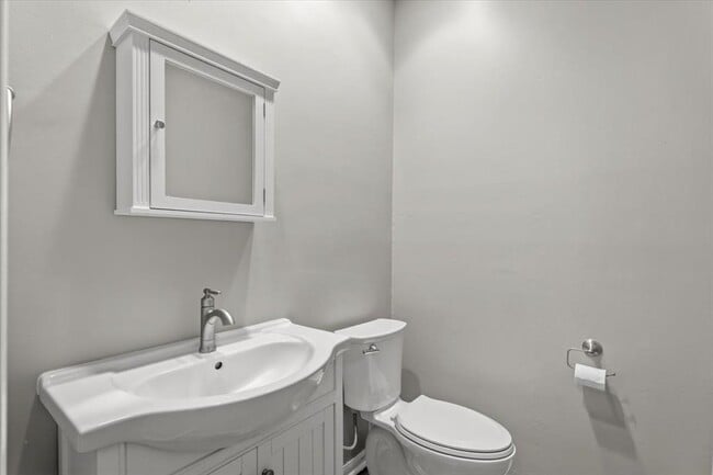 Building Photo - 10819 Crown Colony Dr