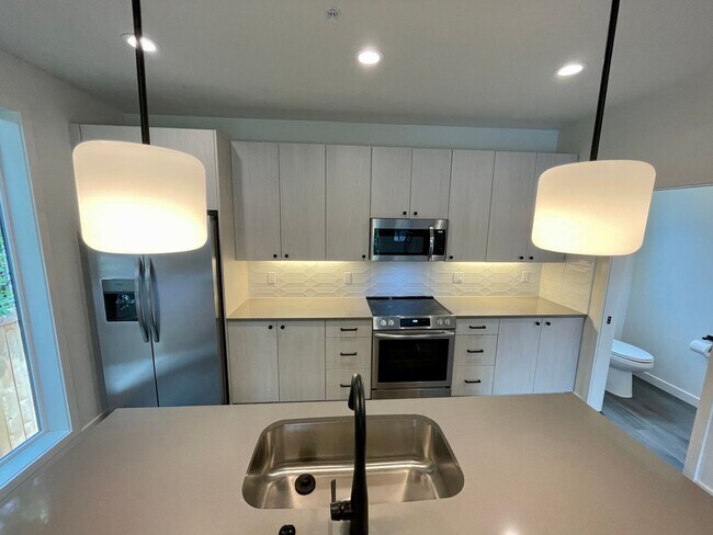 Building Photo - Sellwood-Moreland 2 Bedroom 2.5 Bath BRAND NEW Condo Convienent to OHSU~ Includes A/C and Washer ...