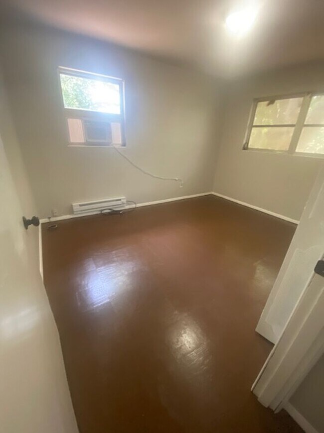 Building Photo - 3 Bed 1 Bath Home | Pet Friendly | Large F...