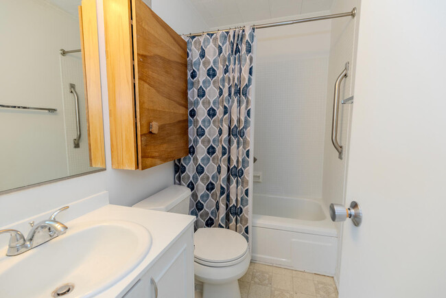 Building Photo - 725 Peninsula Ct