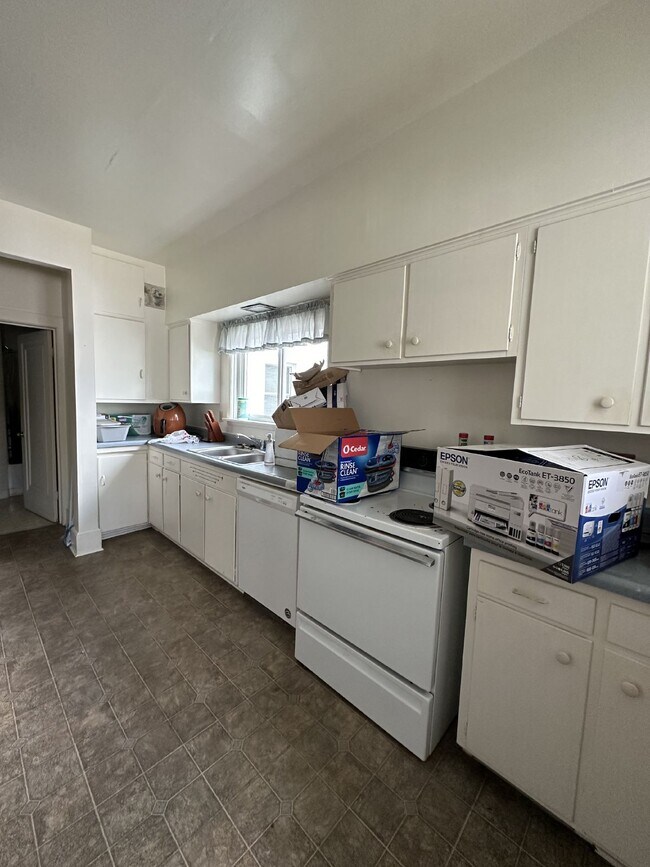 Building Photo - Great 6 bed 3 bath not far from UWEC! Available June 1st