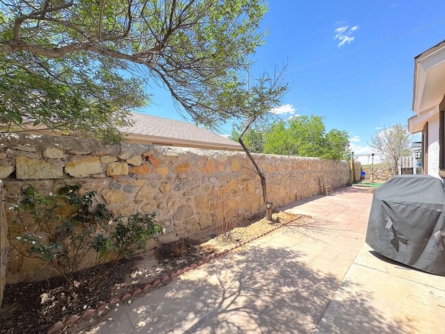 Building Photo - East El Paso 3 bed Refrig A/C with Gorgeous Yard!
