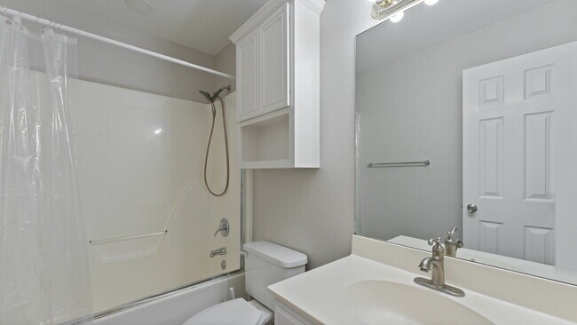 Building Photo - 905 SW Arrowhead Dr