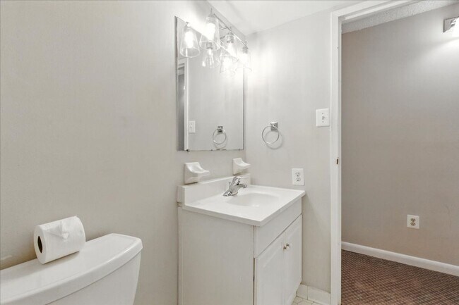 Building Photo - 1-bedroom, 1-bath condo