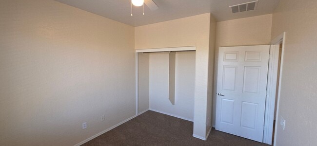 Building Photo - Sky Pointe Dr