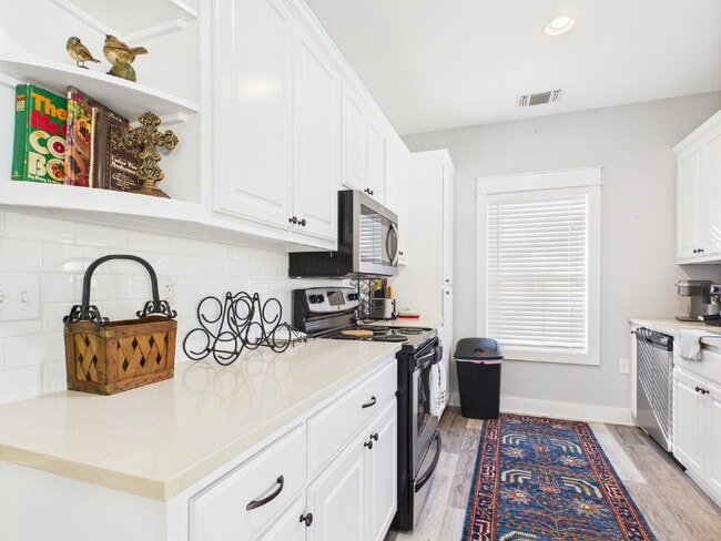 Building Photo - Centrally Located Furnished Home