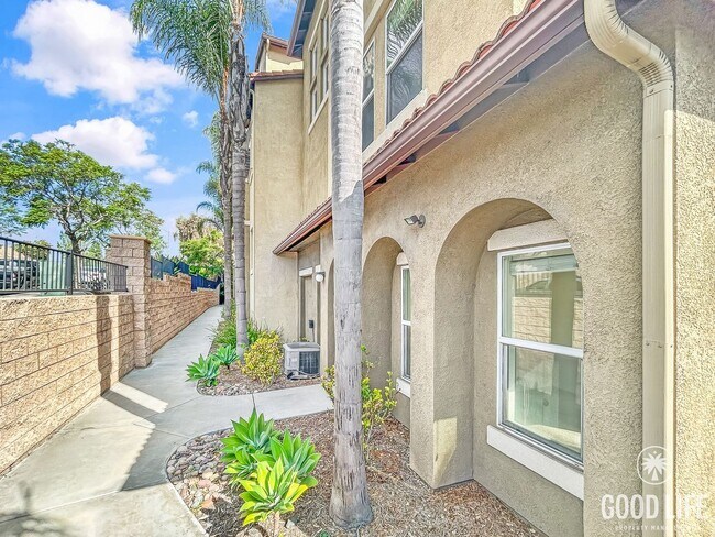 Building Photo - Spacious 2B/3BA + Den Townhouse in El Cerr...