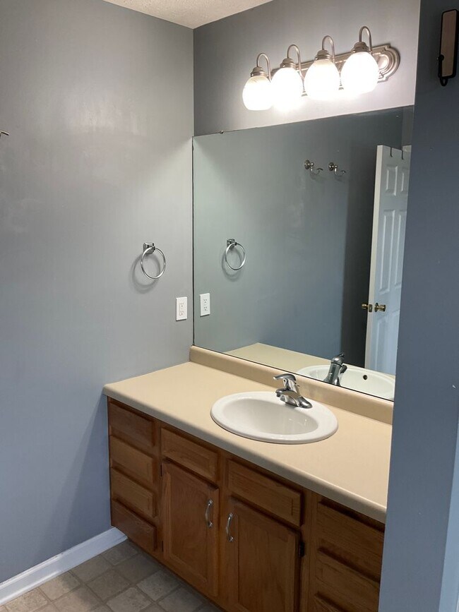 Building Photo - Large 3 Bedroom 2.5 bath townhome with additional finished room.