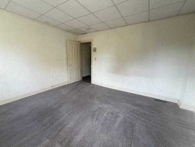 Building Photo - 2-bedroom, 1.5-bathroom home located in th...