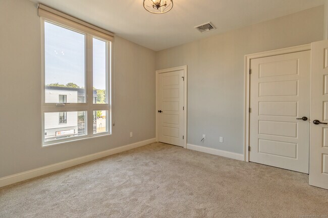 Building Photo - 11 Edgewater Cir
