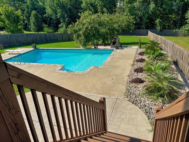 Building Photo - Estate STYLE home with pool and basement i...