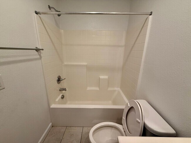Building Photo - 3 BED 2.5 BATH 2 CAR GARAGE TOWNHOUSE w/ P...