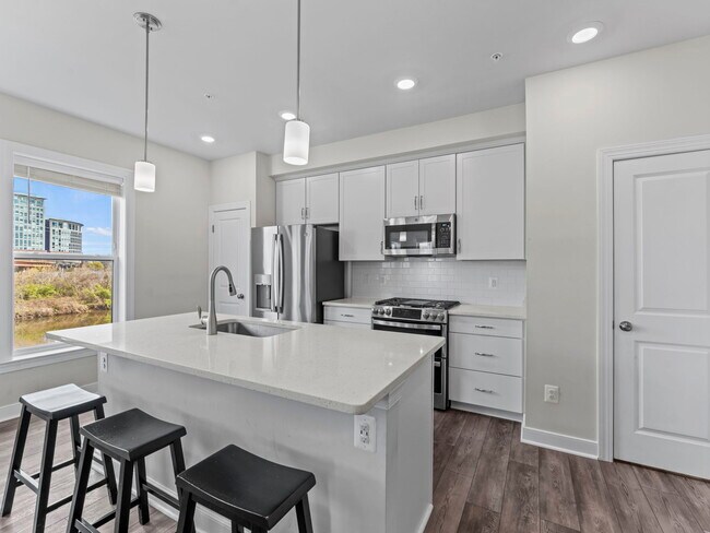 Building Photo - 2410 Stella Pl