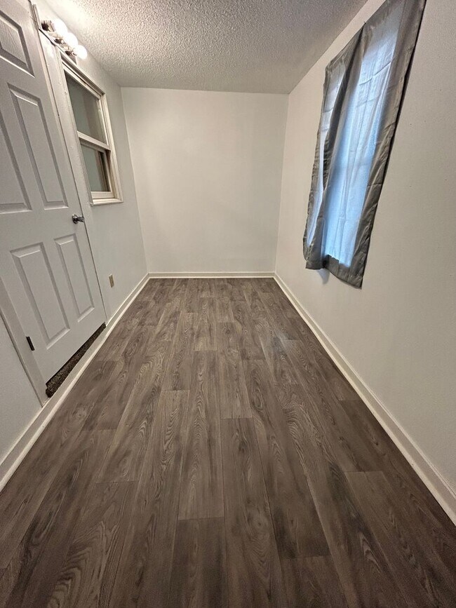 Building Photo - 3 Bedroom 2 Bathroom Apartment Near Gundersen