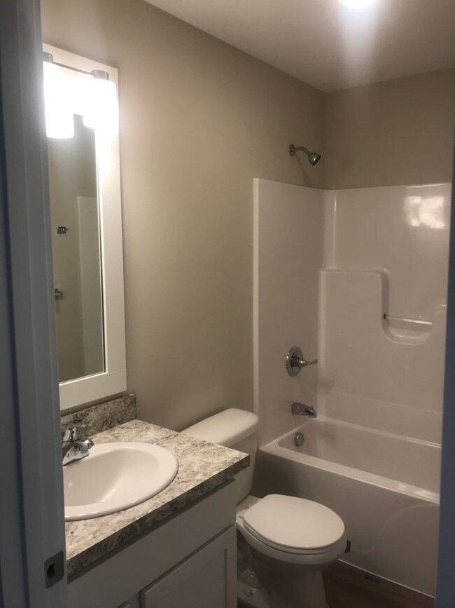 Building Photo - 3 bedroom 2 bath, 2 stall garage
