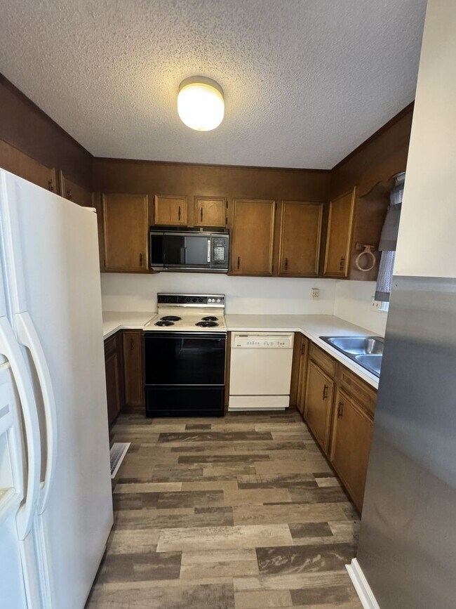 Building Photo - ****** HALF OFF FIRST FULL MONTH OF RENT!! ******