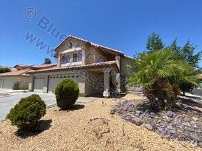 Building Photo - Move In Ready! Beautiful Two Story Home