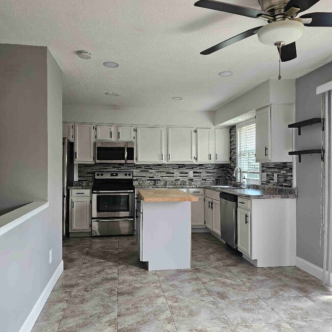 Building Photo - 3044 Willow Bend Dr