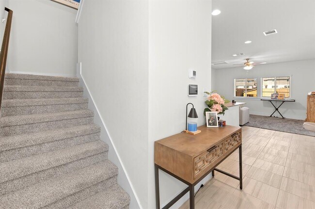 Building Photo - 512 White Steppe Way