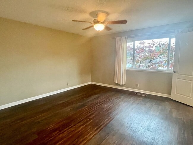 Building Photo - 1042 W Hacienda Ave