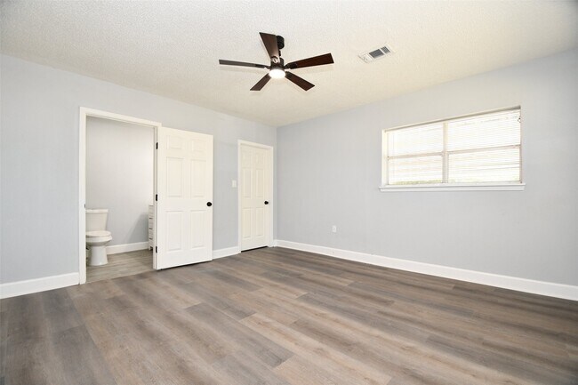 Building Photo - 5429 De Lange Ln