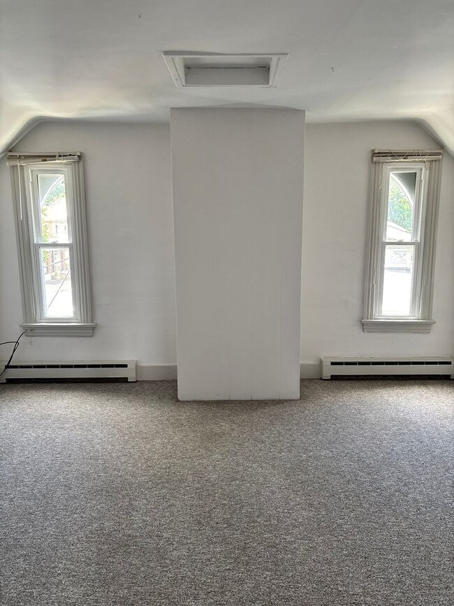 Building Photo - 3 bed 1.5 bathroom apartment in Harleysvil...