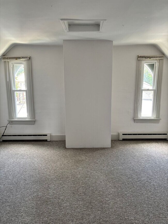 Building Photo - 4 bed 1.5 bathroom apartment in Harleysvil...