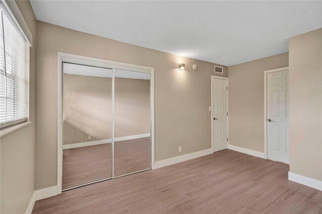 Building Photo - 3051 S Palm Aire Dr