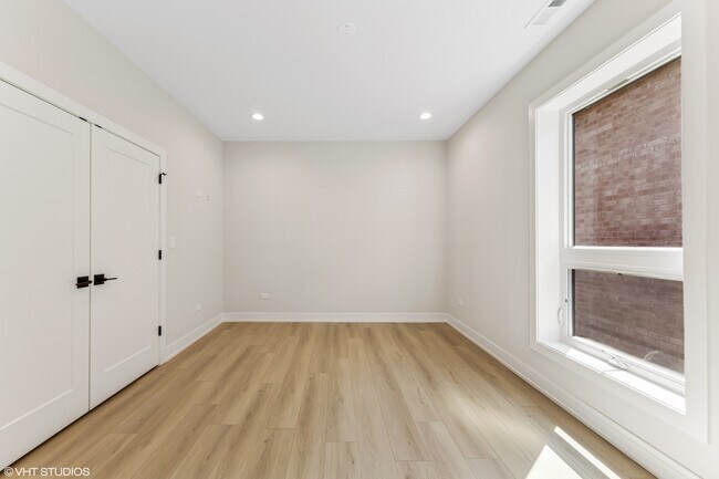 Building Photo - 5000 S Prairie Ave