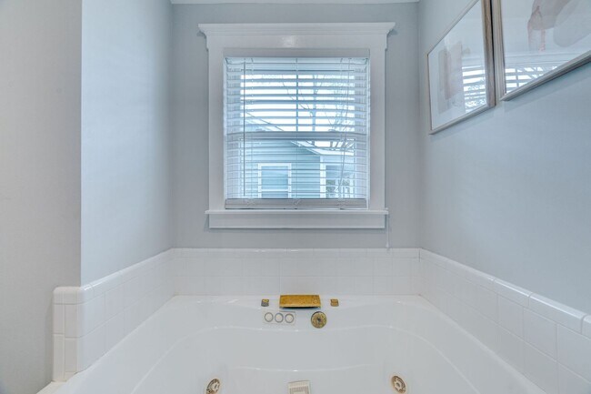 Building Photo - Midtown Rental in Forest Hills