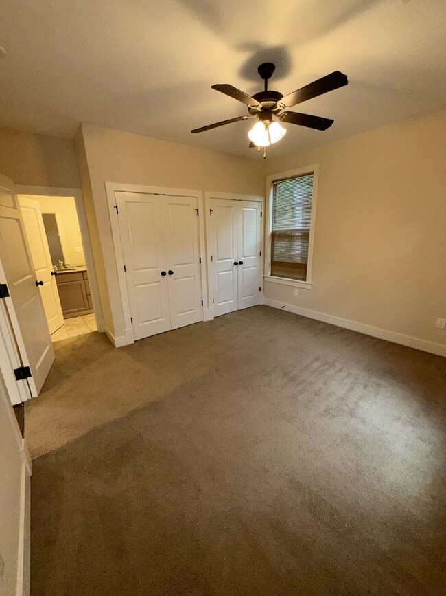 Building Photo - 712 Park Dr