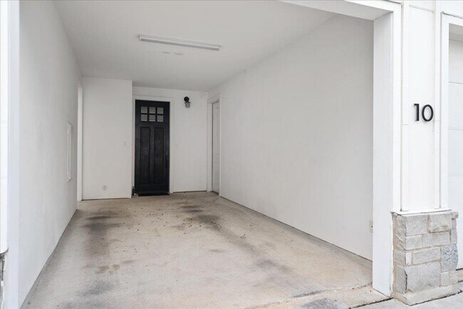 Building Photo - 2624 Metcalfe Rd