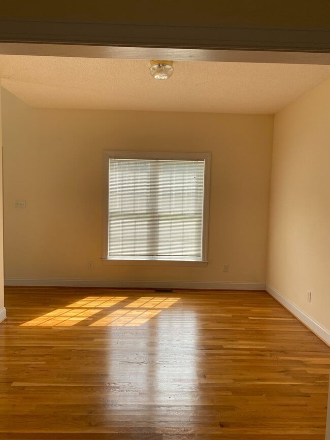 Building Photo - Stunning 4bdrm/2.5bth Home w/Loft Located ...