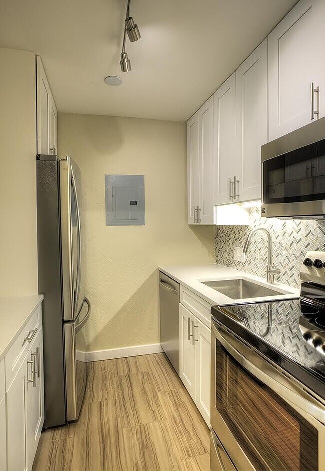 Building Photo - 2 Bed 1 Bath Top Floor Corner Unit Condo