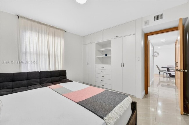 Building Photo - 1750 W 46th St