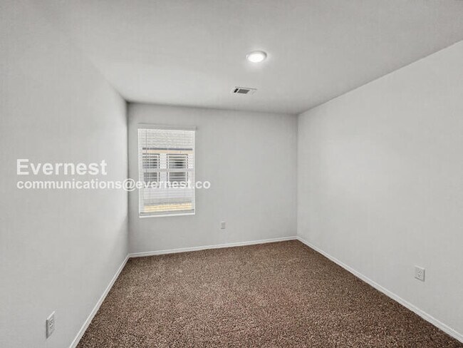 Building Photo - 3 Bed/2 Bath Home with Attached Garage / Pet-Friendly / Vouchers Accepted / Available Now!