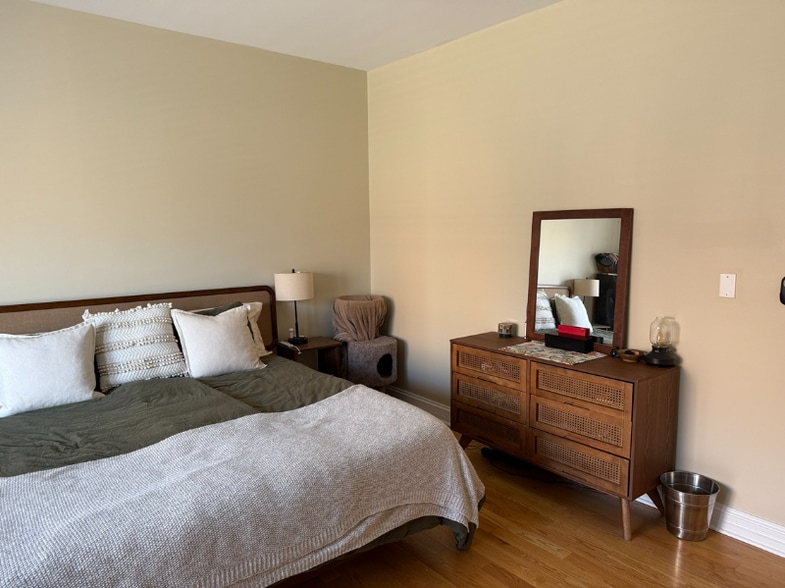 Building Photo - 1215 W Sunnyside Ave