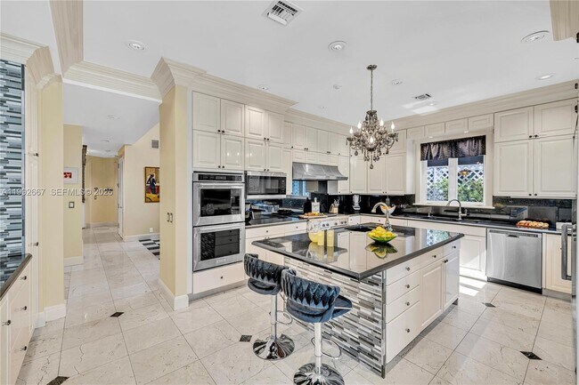 Building Photo - 625 Poinciana Dr