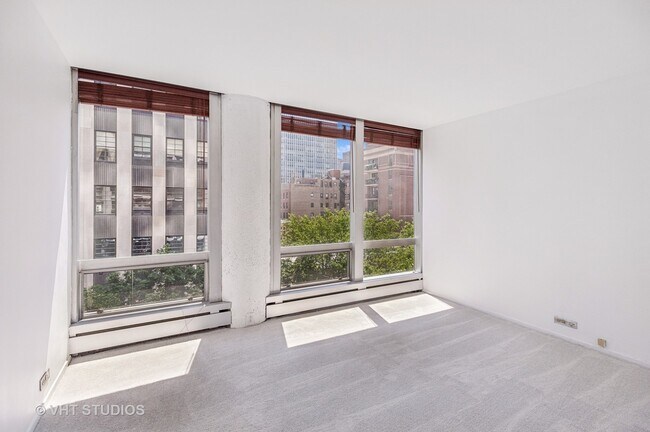 Building Photo - 1300 N Astor St