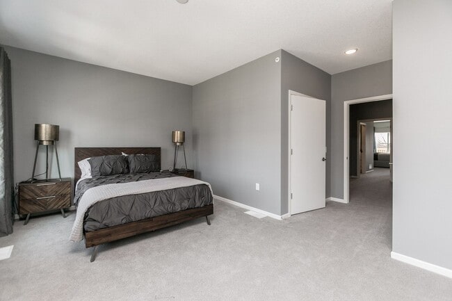 Building Photo - Fully Furnished Townhome Blocks Away From Downtown