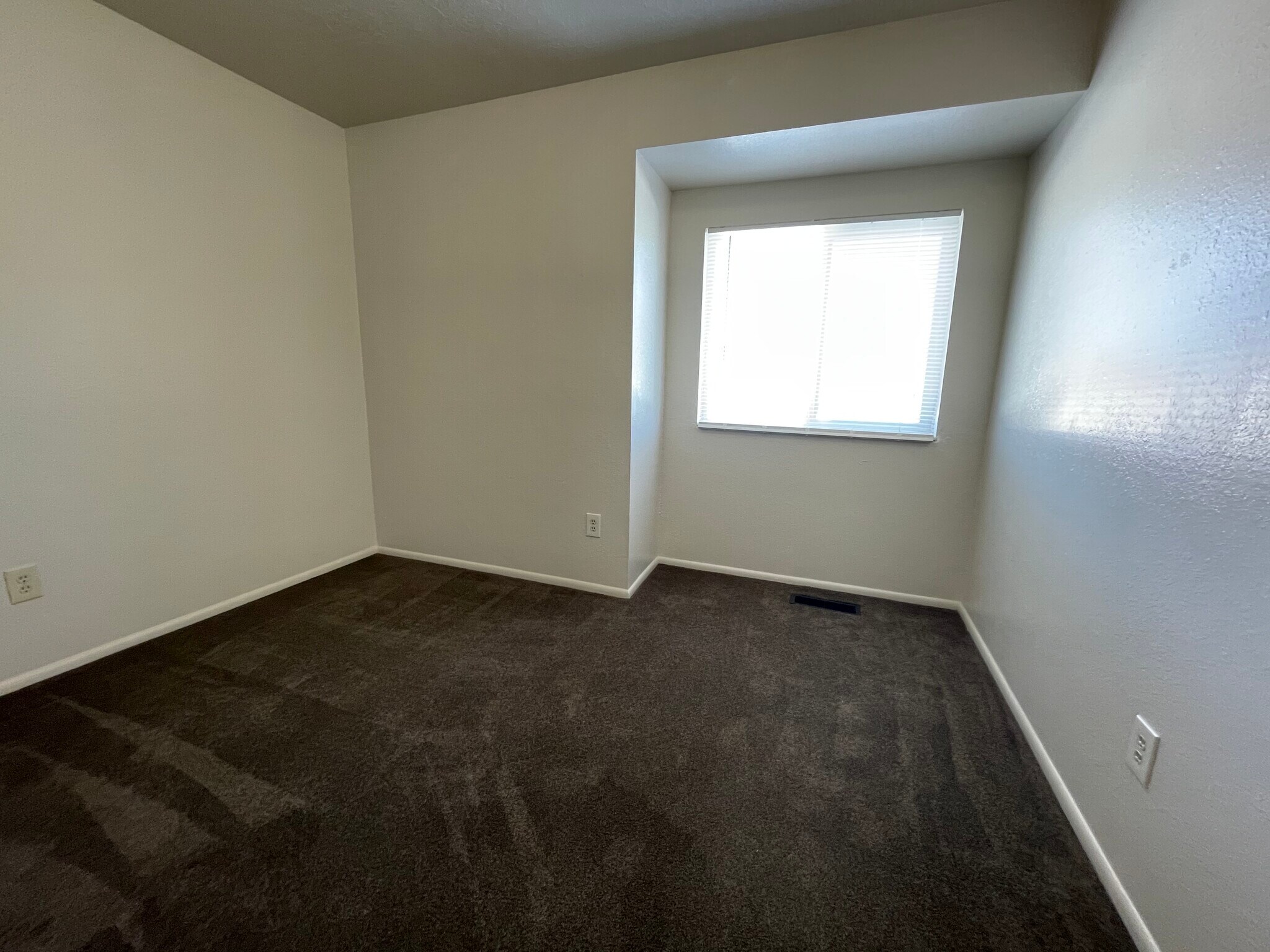 Building Photo - 264 E 100 N